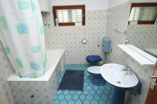 Ένα μπάνιο στο Apartments and rooms with parking space Makarska - 6759