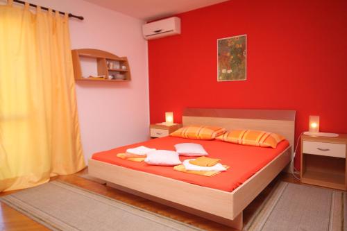 Ένα ή περισσότερα κρεβάτια σε δωμάτιο στο Apartments and rooms with parking space Makarska - 6759