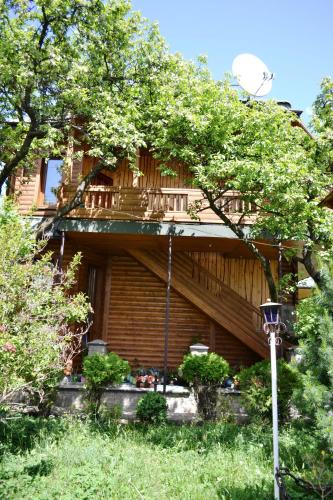Κήπος έξω από το U Yaroslava Hotel