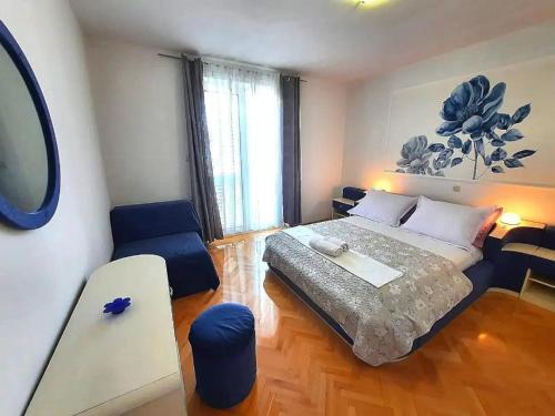 - une chambre avec un lit, une table et un canapé dans l'établissement Apartments and rooms with parking space Makarska - 6767, à Makarska