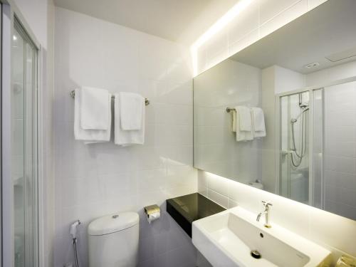Ban Na SongにあるKitzio House Hotel Huai Kwangのバスルーム(トイレ、洗面台、鏡付)