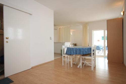 Apartments and rooms by the sea Makarska - 6839