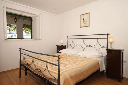 Postel nebo postele na pokoji v ubytování Apartments and rooms with parking space Tucepi, Makarska - 6901