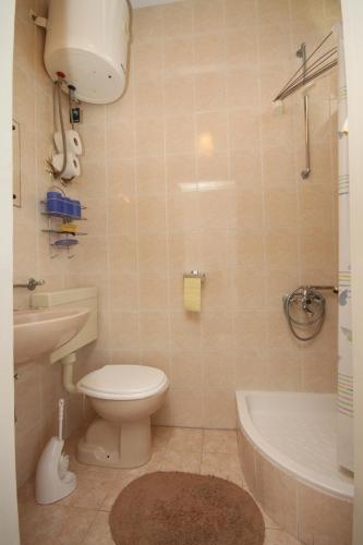 Ένα μπάνιο στο Apartments and rooms with parking space Tucepi, Makarska - 6901