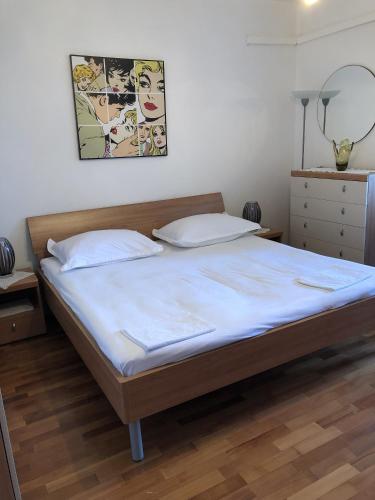 Ένα ή περισσότερα κρεβάτια σε δωμάτιο στο Apartments and rooms with parking space Tucepi, Makarska - 6901
