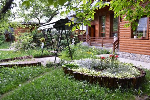 Κήπος έξω από το U Yaroslava Hotel