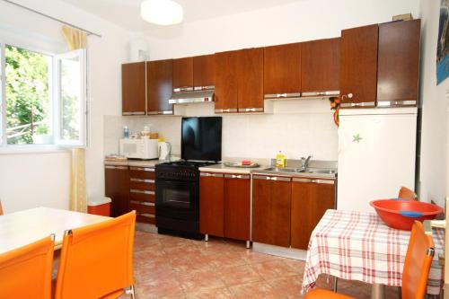 Kuchyňa alebo kuchynka v ubytovaní Apartments by the sea Podgora, Makarska - 6836