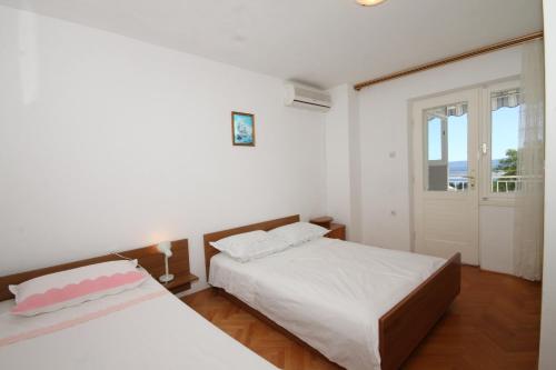 Voodi või voodid majutusasutuse Apartments with a parking space Tucepi, Makarska - 6857 toas