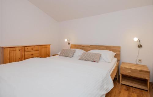 Ένα ή περισσότερα κρεβάτια σε δωμάτιο στο 3 Bedroom Cozy Home In Grubine