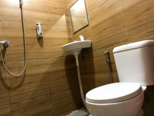 een badkamer met een toilet en een wastafel bij Sedana Yoga Resort in Jembrana