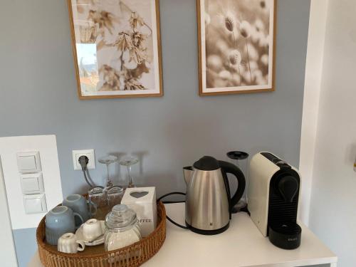Příslušenství pro přípravu čaje a kávy v ubytování Apartment Artemis