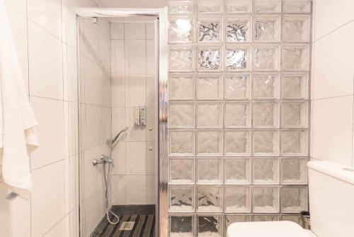 a bathroom with a shower and a toilet in it at Apartamento con preciosas vistas al mar in Melenara