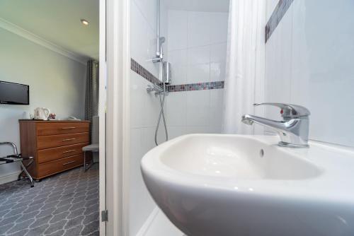 Koupelna v ubytování Mentone Hotel