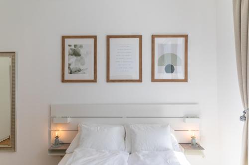 1 dormitorio con 2 cuadros encima de una cama en Vienna City Apartment, en Viena