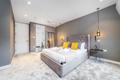 Cama o camas de una habitación en Luxury 3 Bedroom House with garden next to Battersea Park