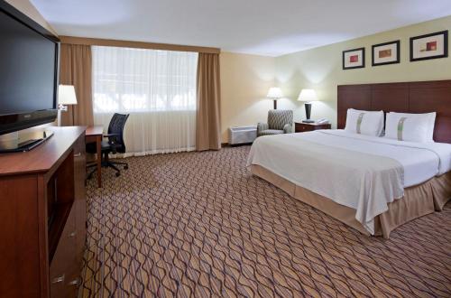 Krevet ili kreveti u jedinici u objektu Holiday Inn Bloomington Airport, an IHG Hotel