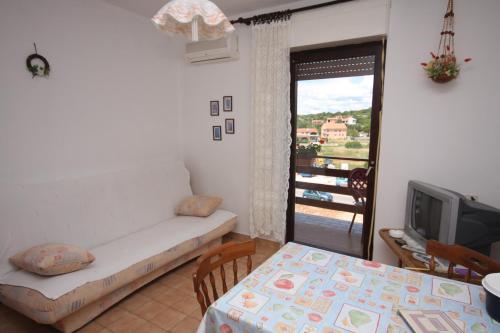 Posteľ alebo postele v izbe v ubytovaní Apartments by the sea Tisno, Murter - 5091