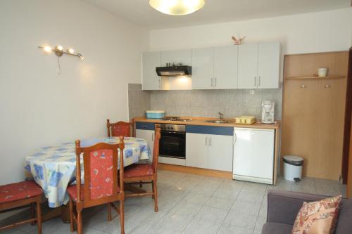 Kuchyňa alebo kuchynka v ubytovaní Apartments by the sea Tisno, Murter - 5091