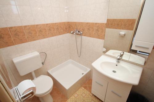 y baño con aseo y lavamanos. en Apartments and rooms with parking space Brela, Makarska - 6895 en Brela