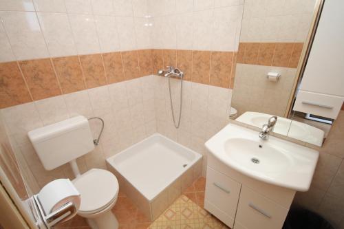 Kúpeľňa v ubytovaní Apartments and rooms with parking space Brela, Makarska - 6895