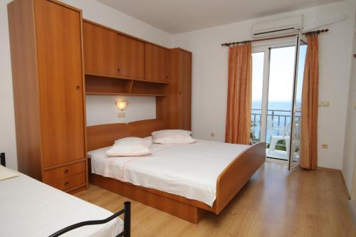 Posteľ alebo postele v izbe v ubytovaní Apartments and rooms with parking space Brela, Makarska - 6895