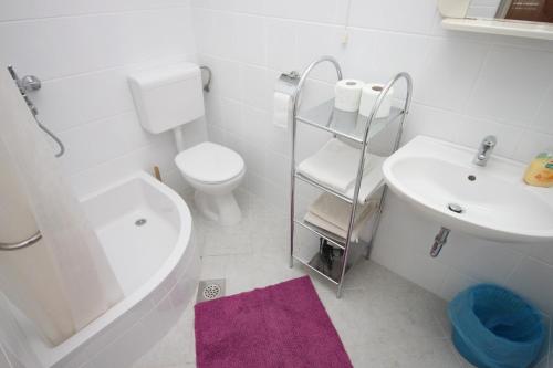Ένα μπάνιο στο Apartments by the sea Podgora, Makarska - 6787