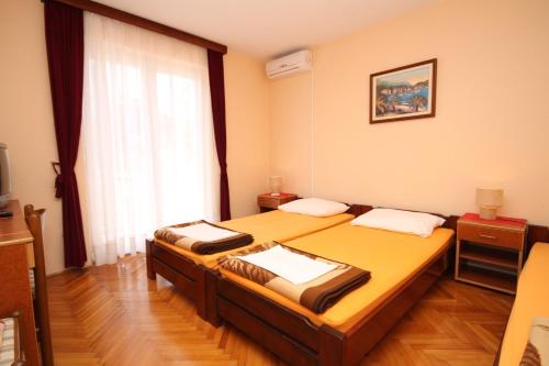 Postel nebo postele na pokoji v ubytování Apartments with a parking space Baska Voda, Makarska - 6912