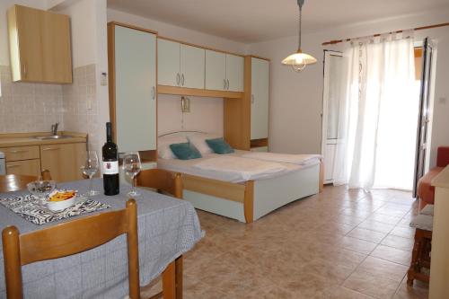 Apartments by the sea Kampor, Rab - 5037