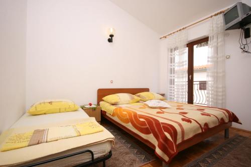 Ένα ή περισσότερα κρεβάτια σε δωμάτιο στο Apartments by the sea Starigrad, Paklenica - 6579