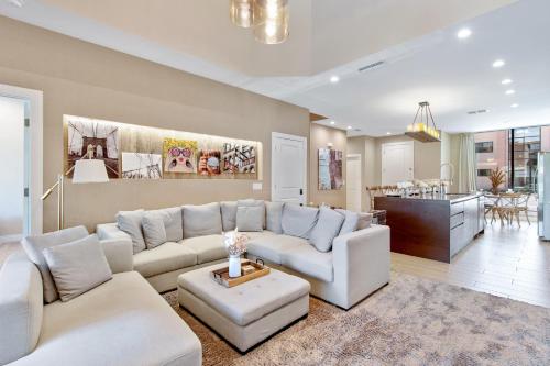 a living room with white furniture and a kitchen at Cozy Home Resort Community Disney 5 Min in Orlando