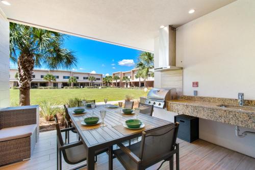 a dining area with a table and chairs and a kitchen at Cozy Home Resort Community Disney 5 Min in Orlando