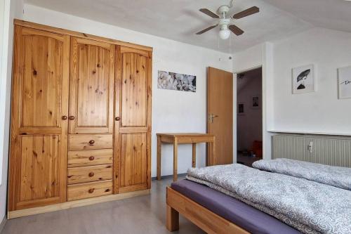 - une chambre avec une armoire en bois et un lit dans l'établissement Schöne, helle 3 Zimmer mit Klimaanlage, à Königstädten