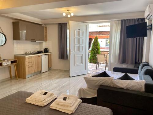 Kuchyň nebo kuchyňský kout v ubytování THOMAS STUDIOS & APARTMENTS PARALIA