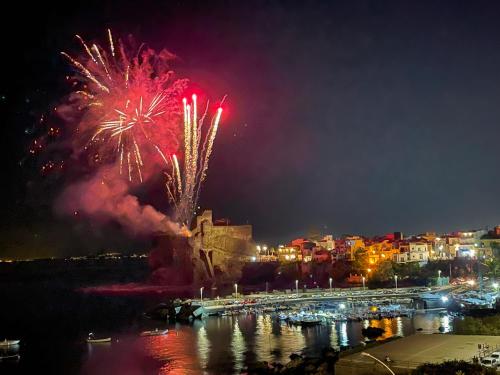 Pemandangan umum bagi Aci Castello atau pemandangan bandar yang diambil dari apartmen