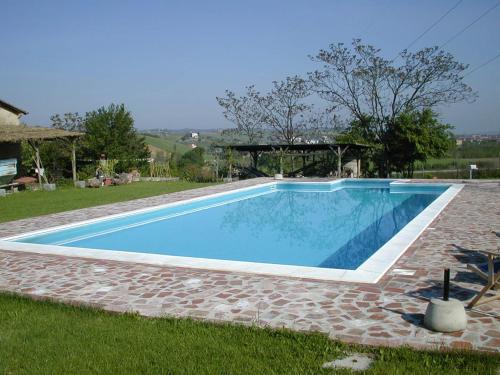 Bazén v ubytování Agriturismo Poggio ai Grilli nebo v jeho okolí