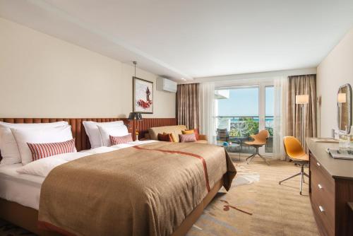 アルベナにあるMARITIM Hotel Amelia - Luxury Ultra All Inclusiveのベッドと大きな窓が備わるホテルルームです。
