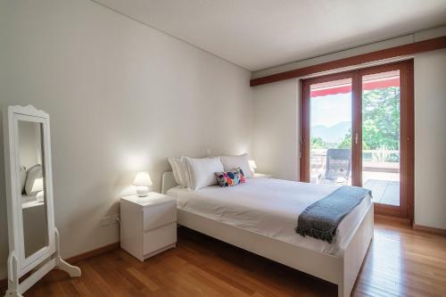 Postel nebo postele na pokoji v ubytování Appartamento Lucino by Quokka 360 - with large terrace