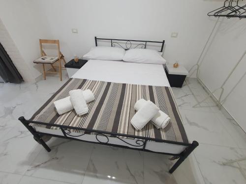una camera con un letto con due cuscini sopra di RE ARTU' a Pulsano