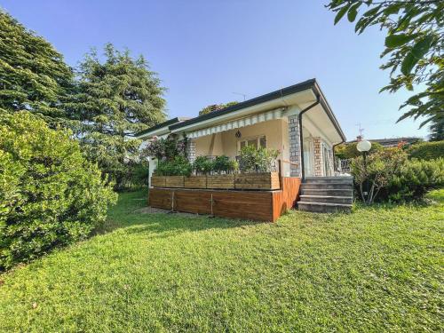 a small house with a fence in the yard at Villa Venezia Bardolino in Bardolino