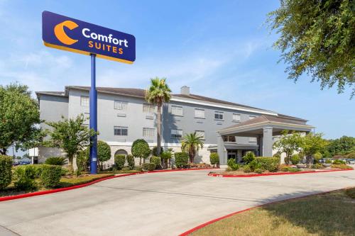 a hotel with a sign that reads comfort suites at Comfort Suites Kingwood, Humble, New Caney, Houston IAH Airport in Humble