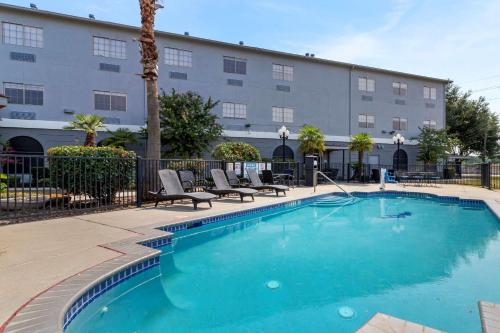 a swimming pool in front of a hotel at Comfort Suites Kingwood, Humble, New Caney, Houston IAH Airport in Humble