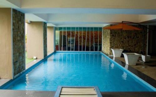 une grande piscine bleue dans un hôtel dans l'établissement Private Studio Viana Court Service Apartment 3 with private parking, à Kota Bharu