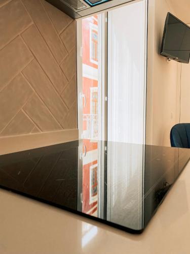 a glass cabinet with a window in a room at Concha Setúbal Miradouro in Setúbal