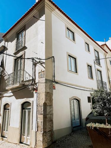 a large white building with a balcony on it at Concha Setúbal Miradouro in Setúbal