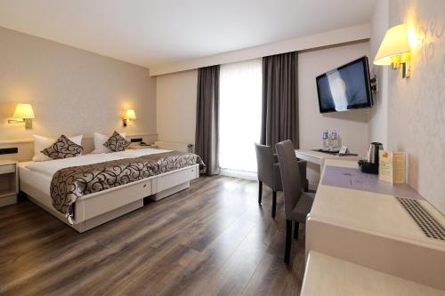 A bed or beds in a room at Hotel Märkischer Hof