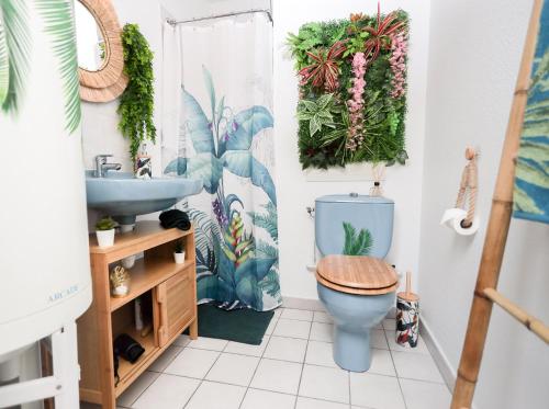 uma casa de banho com um WC azul e um lavatório. em Jungle studio proche de la gare em Grenoble
