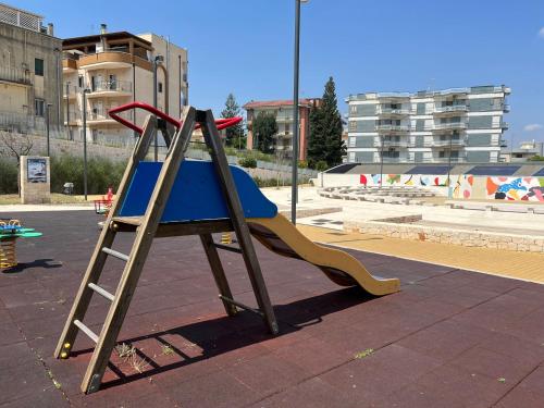 Plac zabaw dla dzieci w obiekcie Casa vacanza "IL GIRASOLE"