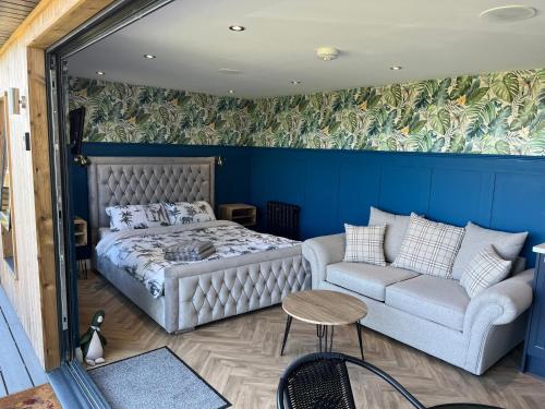 1 dormitorio con cama, sofá y mesa en The Rhossili bay secret en Swansea