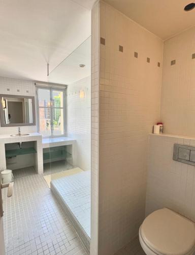 une salle de bain avec toilettes et lavabo dans l'établissement Appartement spacieux et moderne avec un extérieur, à Ramatuelle