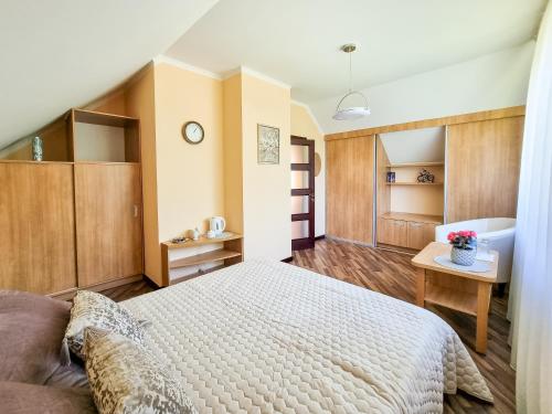1 dormitorio con 1 cama grande y 1 sofá en Viesu māja Vētras, en Trenči